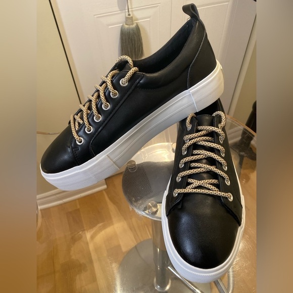 ✅🆕 H&M Divided Black lace up sneakers, platform white base - new laces added🤎🤍 - Picture 1 of 9